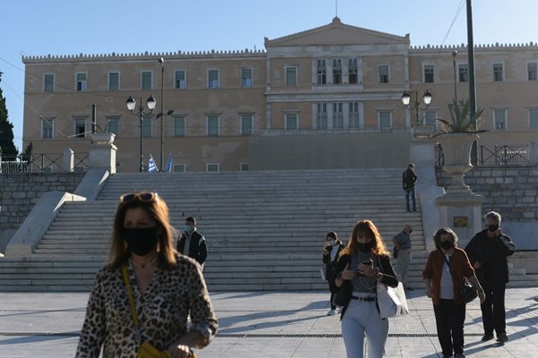 Жителите на Атина вече задължително носят маски на открито.
СНИМКИ: РОЙТЕРС