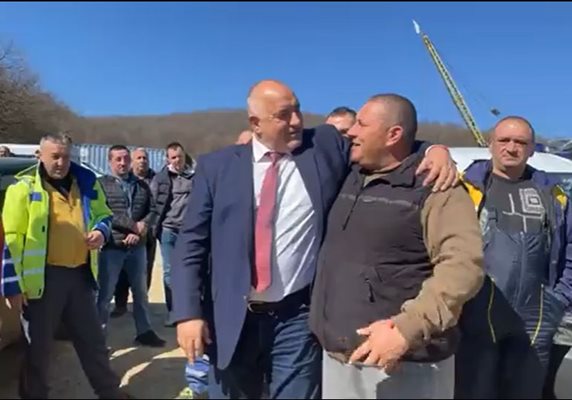 Борисов се шегува с работниците на АМ "Хемус"