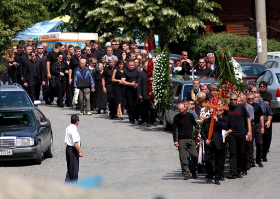 Ъндърграундът погребва Бонев на 4 август 2004 г. в гробищен парк Симеоново