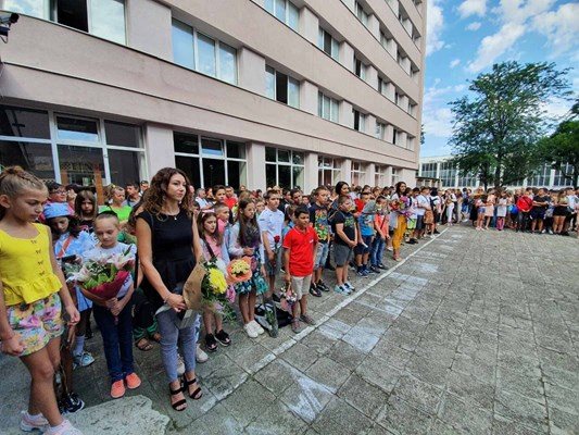 Дни след откриване на учебната година в училището му негови възиптаници попаднаха в болница.