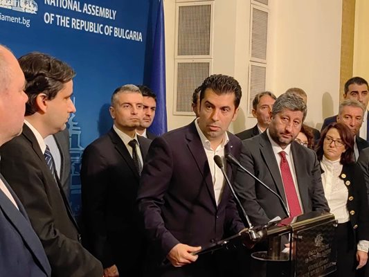 Кирил Петков обяви от името на “Продължаваме промяната” и “Демократична България”, че напускат пленарната зала, докато не влязат за обсъждане промените в Изборния кодекс