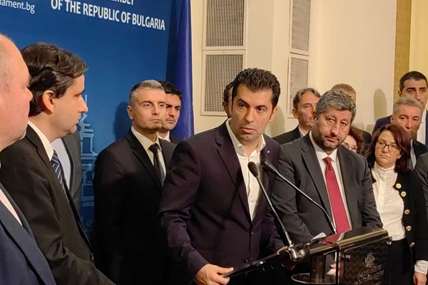Кирил Петков обяви от името на “Продължаваме промяната” и “Демократична България”, че напускат пленарната зала, докато не влязат за обсъждане промените в Изборния кодекс