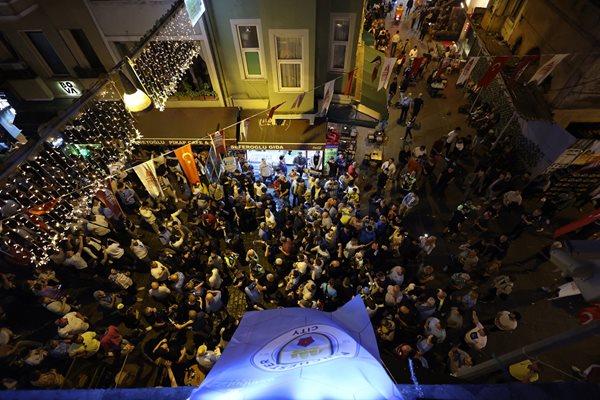 Фенове на "Сити" купонясват в Истанбул. Снимка: Ройтерс