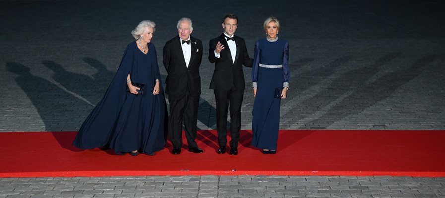 Крал Чарлз III и кралица Камила бяха приветствани от френския президент Еманюел Макрон и първата дама Брижит Макрон в Париж. СНИМКА: РОЙТЕРС