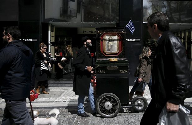 Жител на Атина свири на латерна в центъра на гръцката столица.