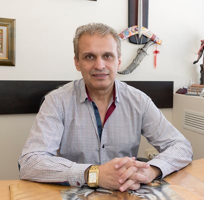 Д-р Николен Стойнов е началник на Второ хирургично отделение в областна болница във Велико Търново от 2013 г.