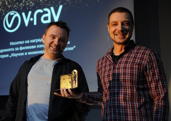 Петър Митев (вляво) и Владимир Койлазов показват наградата си.  СНИМКИ: АЛЕКСЕЙ ДИМИТРОВ
