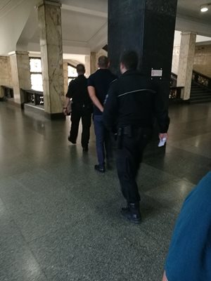 Полицаи изведоха Ивайло Георгиев от зала 10 на Съдебната палата, след като той даде съгласие да бъде пратен в Испания.