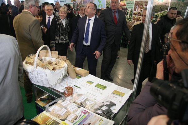 Министър Порожанов разглежда експозицията на научните институти към Селскостопанска академия