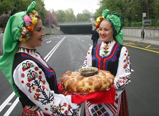 Девойки с погача черпеха за новия подлез.