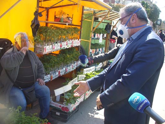 Главният държавен здравен инспектор доц. д-р Ангел Кунчев разговаря с търговец на разсад за домати по време на днешната си проверка на пазара в Стара Загора 