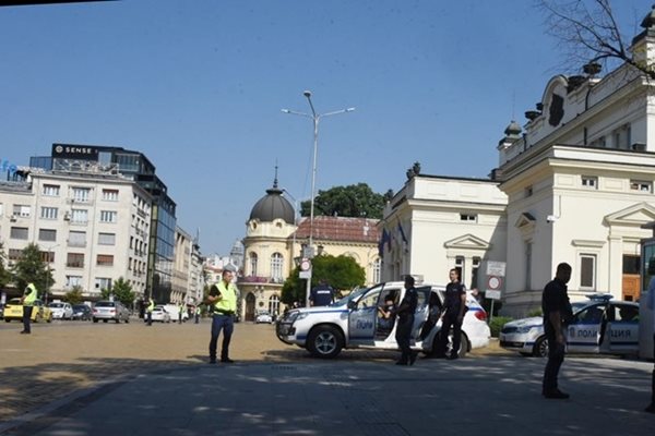 Множество полицаи пазеха сградата на парламента СНИМКА: Велислав Николов