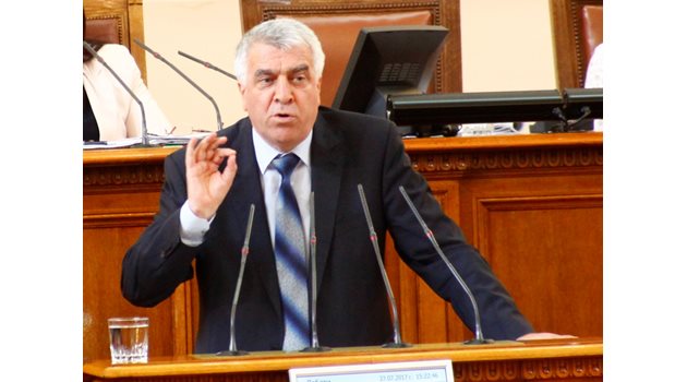 Финансовият експерт на БСП Румен Гечев предложи да се замразят депутатските заплати, за да отидат повече пари за хората с увреждания.