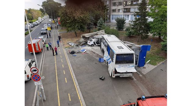 Автобусът, който се вряза в преследващата го патрулка, я влачи няколко метра и премаза полицаите в нея.