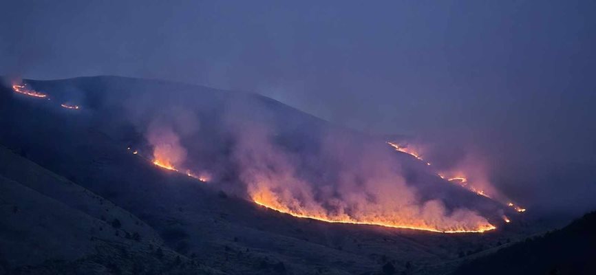 Мълния разпали нов пожар в планината Славянка на българо-гръцката граница Снимка: Тони Маскръчка