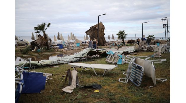Шезлонги и чадъри са обърнати от бурята на плаж в Неа Плагия.  СНИМКИ: РОЙТЕРС