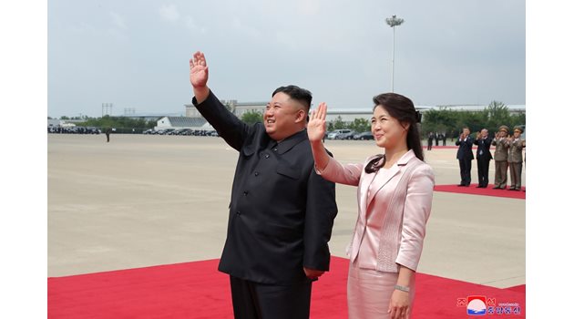 Ким Чен Ун и съпругата му Ри Сол Джу