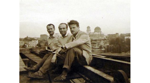 ОТВИСОКО: Архитект Любен Нейков (вдясно) се любува на гледката от строителната площадка.