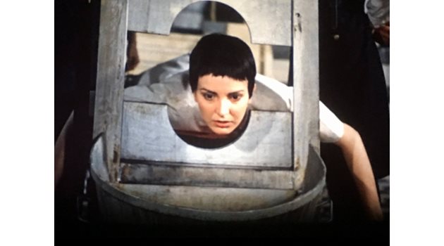 Ренета Дралчева в кадъра с гилотинирането на героинята й Яна Манева в “От другата страна на огледалото”.