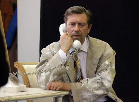 Героят на Калин Врачански в мюзикъла току-що научава, че няма да получи навреме парите за извършената от него работа. 
СНИМКА: РУМЯНА ТОНЕВА
