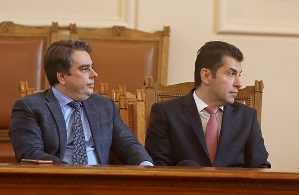 Изслушват Кирил Петков и Асен Василев на комисия в НС
