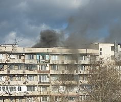 Късо съединение подпали апартамент във Варна, черен дим се изви над блока