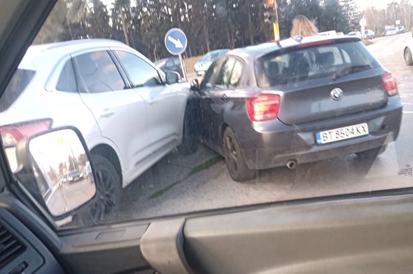 Инцидентът е станал на кръстовището с бул. "Братя Бъкстон" СНИМКИ: Фейсбук/ Катастрофи в София