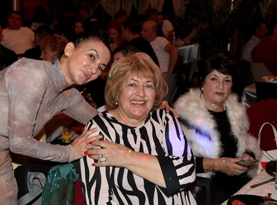 От ляво надясно: Адриана Добрева, организатор на "Мис България" за Хасково и региона и учителките  Нина Момчилова и Милка Костадинова