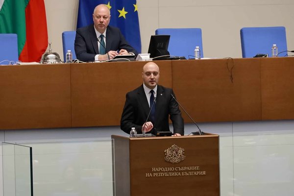 Правосъдният министър Атанас Славов взе думата в края на дебата. Увери, че правомощията му не се увеличават.