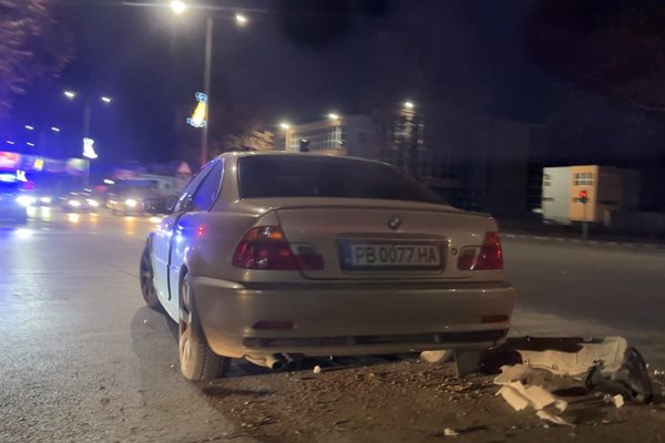 В катастрофата са участвали БМВ и Хонда.