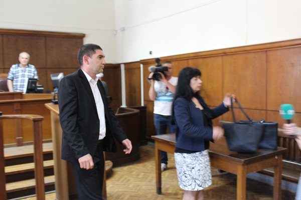 Лазар Влайков и адвокатката му напускат съдебната зала след прочитането на присъдата  СНИМКА: Авторът