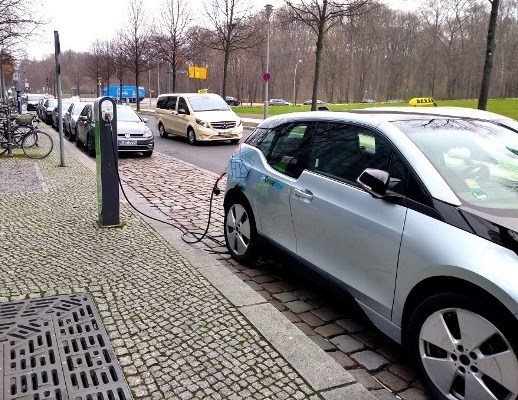 Зарядните станции и електрическите автомобили стават все повече в германската столица Берлин.