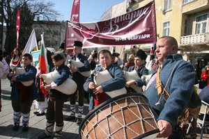 Пловдивчани унищожиха за нула време 100 л вино, кметът на Калофер думка тъпан (снимки)