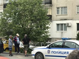 Разследването на трагедията в блок 15 на казанлъшкия квартал "Изток" продължи и в понеделник преди обяд. СНИМКА: Ваньо Стоилов