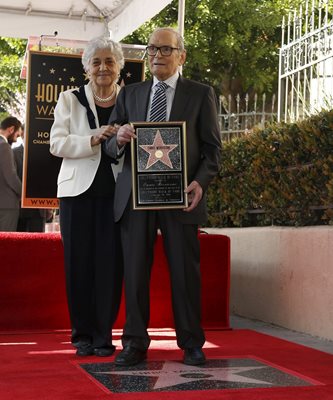 Композиторът със съпругата си Мария на поставянето на звездата му на Холивудската алея на славата