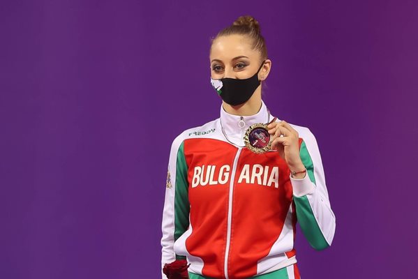 Боряна Калейн с един от трите си златни медала в София.
