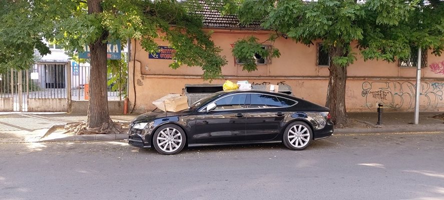 По автомобила са наслагани празни кашони и торби с боклук
Снимка Пламен Колев, Забелязано в Пловдив