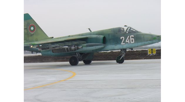Самолет СУ-25 в авиобазата в Безмер. България единствена от бившия Източен блок все още разполагала с такива "щурмоваци"