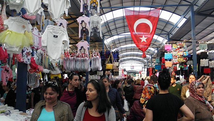 Нашенци пълнят торби с турски стоки на шопинг туризъм