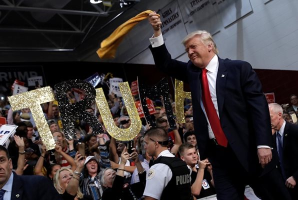 Тръмп размахва кърпа на митинг в Пенсилвания.