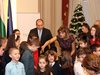 Деца украсиха с Радев елхата на президентството (Видео и снимки)