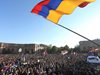 "Комерсант": Антиправителствените демонстрации в Армения приключиха с тържества