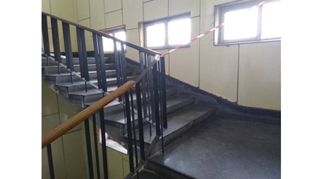 Стълбището, по което е паднало детето СНИМКА: Лиляна Трънкова