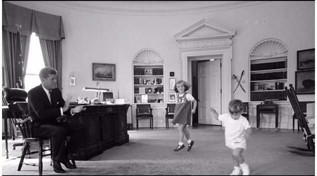Никсън пазел снимка на Джон-младши, който си играел под бюрото, докато баща му работел.
