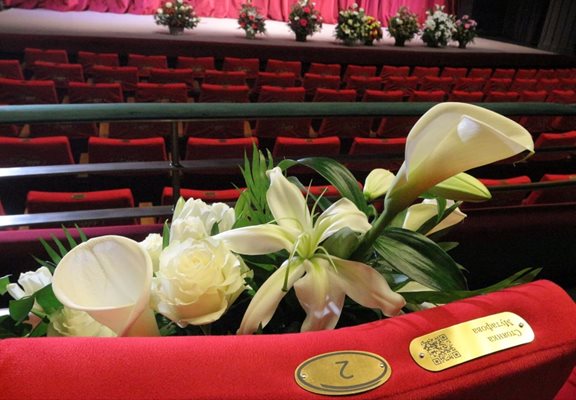 Столът на Стоянка Мутафова в залата бе отрупан с цветя. Снимки РУМЯНА ТОНЕВА