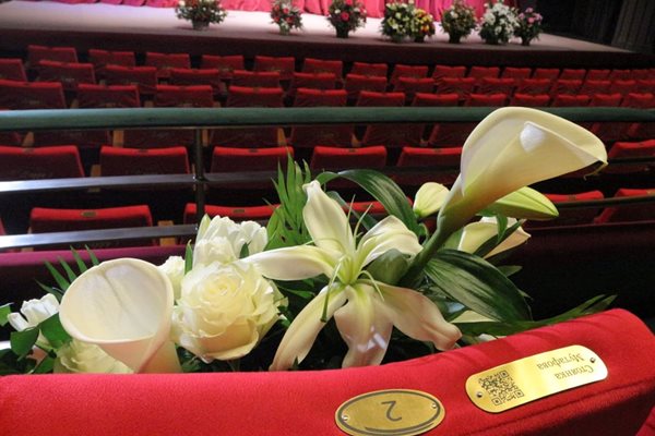 Столът на Стоянка Мутафова в залата бе отрупан с цветя. Снимки РУМЯНА ТОНЕВА