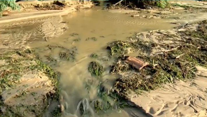 Кал и вода са заменили асфалта.