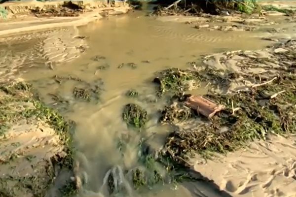 Кал и вода са заменили асфалта.