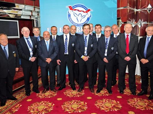 Неделчо Колев (крайният вдясно) позира заедно с колегите си от изпълкома на европейската федерация. Вляво е босът на международната Тамаш Аян.