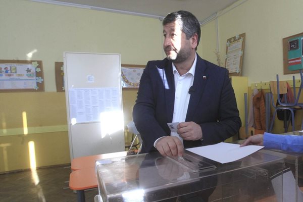 Христо Иванов гласува